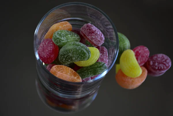 Dulces Sabrosos Multicolores Una Taza Vidrio Espejo Reflejo Del Vidrio — Foto de Stock