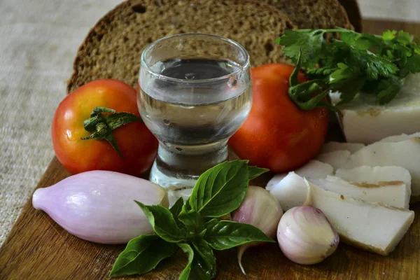 Freshly Baked Bread Wooden Cutting Board Bacon Tomatoes Onions Garlic — Stock Photo, Image