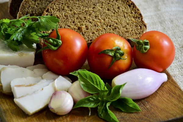 Freshly Baked Bread Wooden Cutting Board Bacon Tomatoes Onions Garlic — Stock Photo, Image