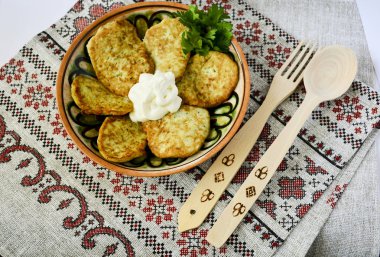 Geleneksel Slav mutfağı patates krep. Patatesli krep. Gıda ekşi krema ile kil bir tabak tabak tabaktabak tabaktabak tabaktabak tabaktabak tabaktabak tabaktabak tabaktabak tabaktabak tabaktabak tabaktabak tabaktabak tabaktabak tabaktabak tabak Antik çağda tahta bir kaşık ve tahta bir çatal satılırdı. Havlu bir na ile dekore edilmiştir