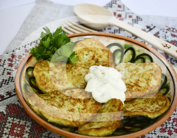 Картофельные Блинчики Традиционной Славянской Кухни Картофельные Блинчики Еда Подается Глиняной — стоковое фото