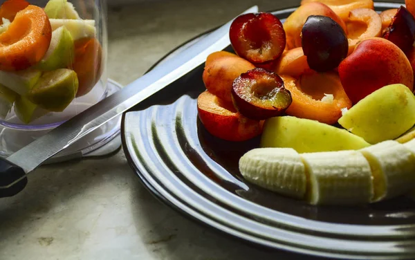 Hacer Batido Fresco Una Licuadora Albaricoque Ciruela Melocotón Manzana Plátano — Foto de Stock