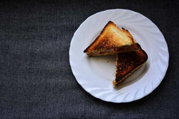 Sandwich Mit Gegrilltem Schinken Und Käse — Stockfoto