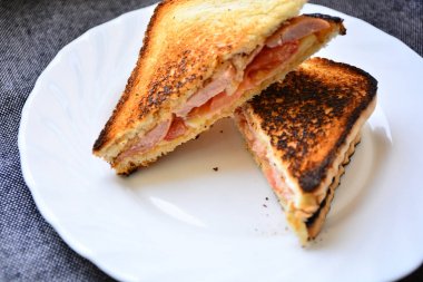 Kızarmış jambonlu ve peynirli sandviç.