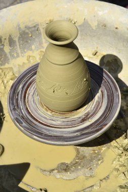Usta sanatçı el sanatları, seramik, heykeltıraş taze ıslak kil çömlek direksiyona üzerinden yapmak odak seçili