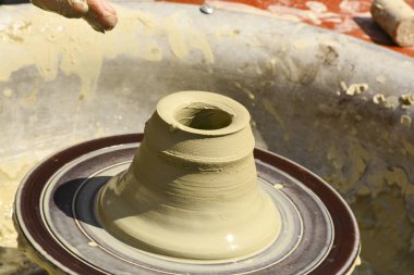 Usta sanatçı el sanatları, seramik, heykeltıraş taze ıslak kil çömlek direksiyona üzerinden yapmak odak seçili