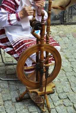 Bu yün yapılmış el bükülmüş iplik hareket bir dönen tekerleğin bir yakın çekim.