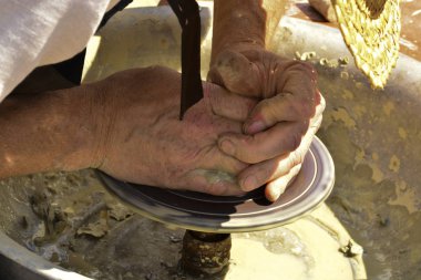 Usta sanatçı el sanatları, seramik, heykeltıraş taze ıslak kil çömlek direksiyona üzerinden yapmak odak seçili
