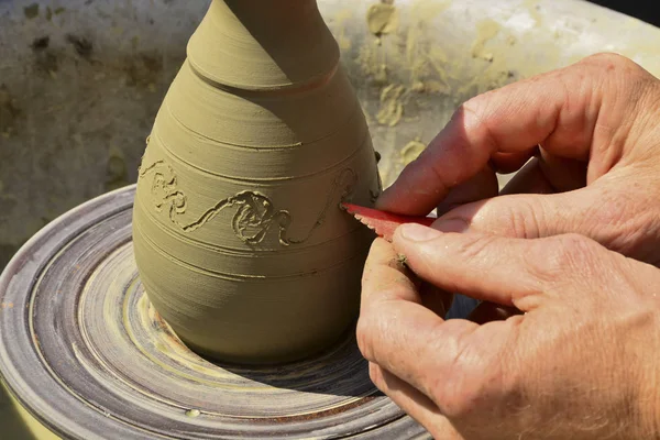 Seniman Pembuat Kerajinan Tembikar Pemahat Dari Tanah Liat Basah Segar — Stok Foto