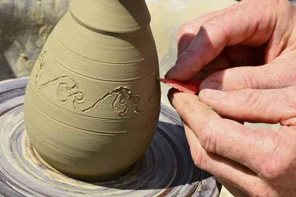 制作工艺 从新鲜湿粘土陶轮上 雕刻家的工匠艺术家选择焦点 — 图库照片