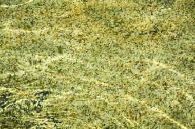 Su altında doğal granit. Dalgalar benzersiz bir desen oluşturur.