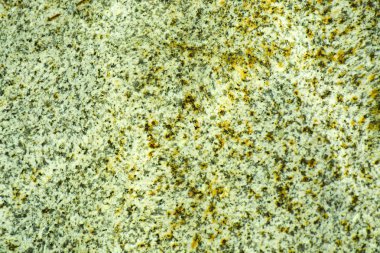 Su altında doğal granit. Dalgalar benzersiz bir desen oluşturur.