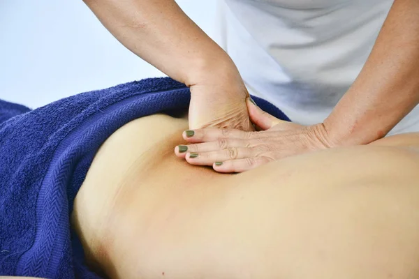 Mani Massaggiatore Perdita Che Fanno Massaggio Della Schiena Centro Terme — Foto Stock