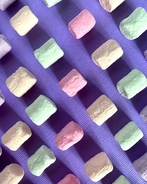 Marshmello farklı renklerde, desen ise leylak arkaplanda