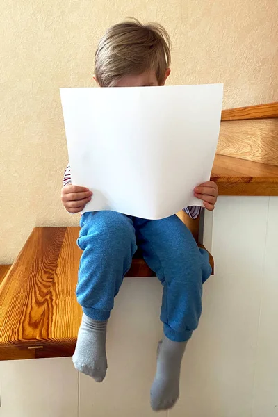 Pojke Håller Ett Rent Vitt Pappersark Han Täcker Sitt Ansikte — Stockfoto