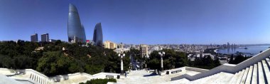 Bakü 'nün panoramik manzarası, Azerbaycan, tarihi ve modern mimari ile gökyüzü. Kuş bakışı, gündüz görüşü..