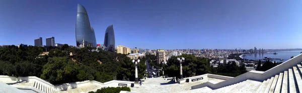 Bakü 'nün panoramik manzarası, Azerbaycan, tarihi ve modern mimari ile gökyüzü. Kuş bakışı, gündüz görüşü..