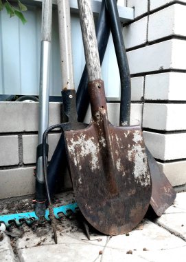 Metal bahçe aletleri. Buna örnek olarak kürek, kürek, kürek, tırmık, çatal ve kürek verilebilir. Tarım malzemeleri hikayeleri