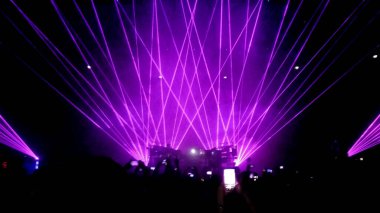 Konserde elleri havada seyirciler ve sahneden ışıklar yükseliyor. Leylak ışıkları.