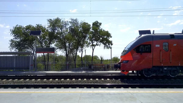 Train Rouge Arrive Gare Vue Face Latérale — Photo