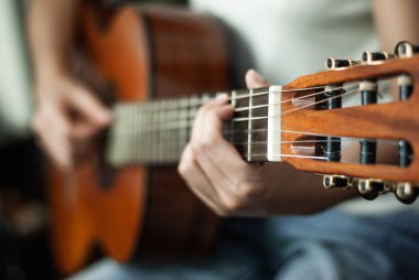 akustik gitar çalmaya kadının elleri yakın çekim