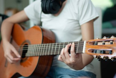 akustik gitar çalmaya kadının elleri yakın çekim