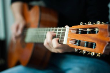 akustik gitar çalmaya kadının elleri yakın çekim