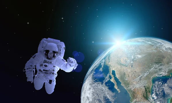 Астронавты плавают в космосе. Путь к резке этого дополнительного изображения украшен НАСА — стоковое фото