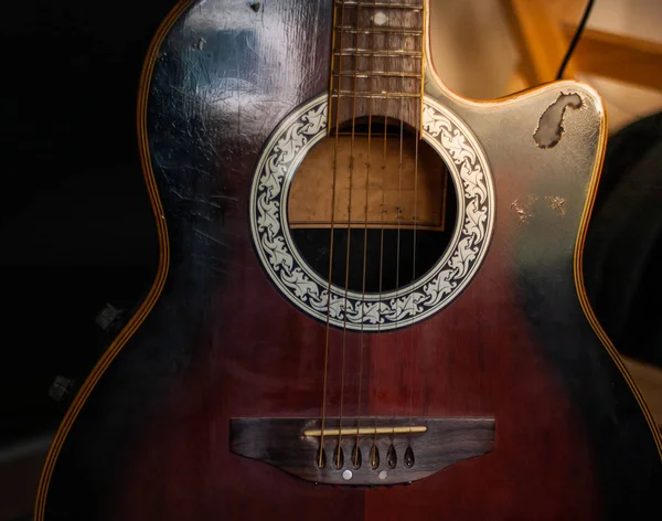 Guitare acoustique reposant sur un fond en bois — Photo