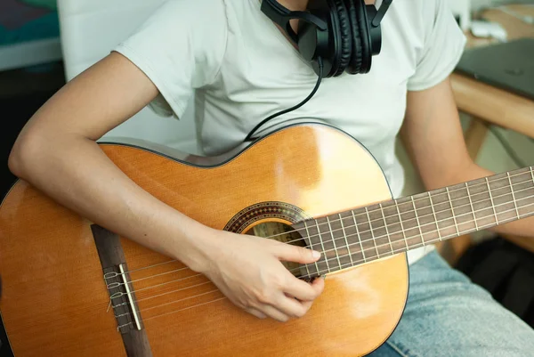 Mains de femme jouant de la guitare acoustique, gros plan — Photo