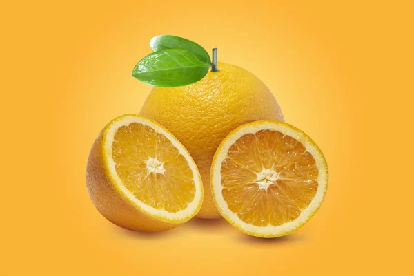 Naranja fresca aislada sobre fondo anaranjado.Jugosa y dulce y reconocida por su concentración de vitamina C — Foto de Stock
