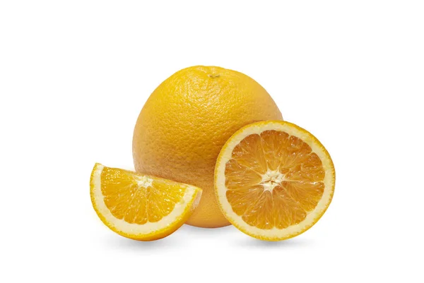 Frische Orange isoliert auf weißem Hintergrund. Saftig und süß und bekannt für seine Konzentration an Vitamin C — Stockfoto
