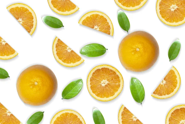 Naranja fresca aislada sobre fondo blanco.Jugosa y dulce y reconocida por su concentración de vitamina C — Foto de Stock