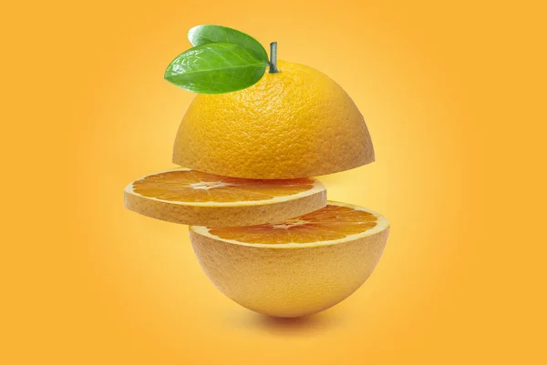 Frische Orange isoliert auf orangefarbenem Hintergrund. Saftig und süß und bekannt für seine Konzentration an Vitamin C — Stockfoto