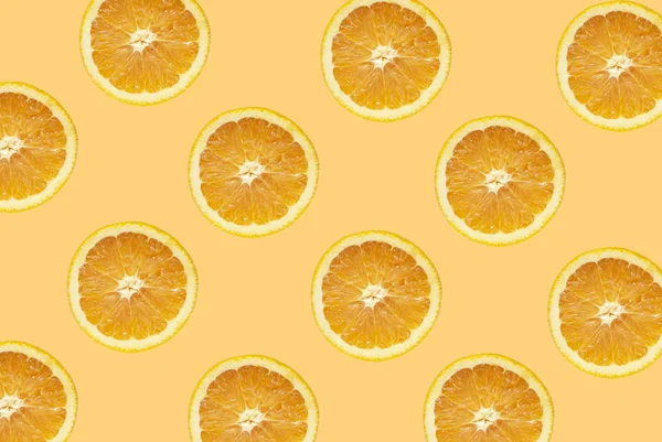 Фруктовий візерунок апельсинових скибочок ізольовано на помаранчевому фоні — стокове фото