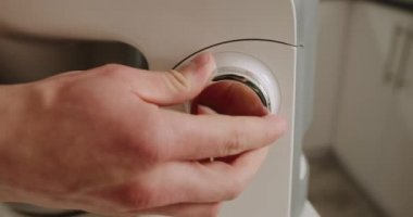 Yakın plan çekim. Adam mikserin hız topuzunu çeviriyor. Meyve püresi yapıyorum. 4K