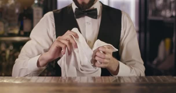 El camarero está limpiando el vaso con una toalla. 4k — Vídeo de stock