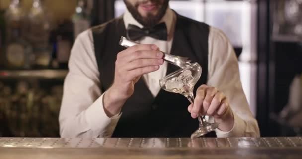 Der Barkeeper füllt ein Glas mit Eis. 4k — Stockvideo