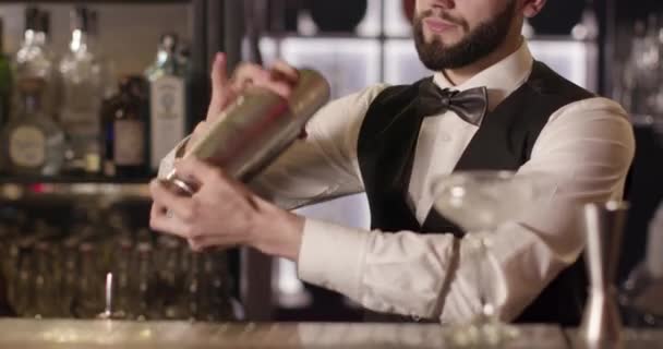 Disparos de cerca. El camarero está mezclando una bebida en una coctelera. 4k — Vídeos de Stock