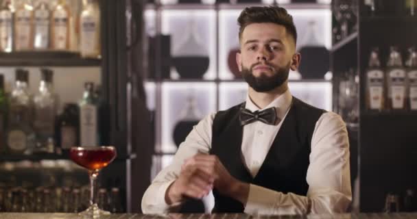 Barman krzyżuje ramiona i patrzy w kamerę. 4K — Wideo stockowe