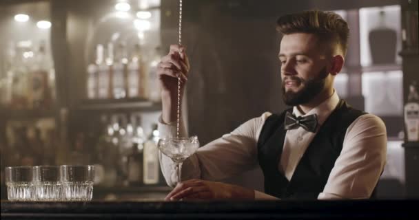 Le barman transforme la glace en verre à l'aide de la cuillère à café. 4k — Video