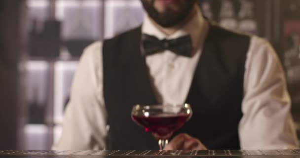 Strzelanina z bliska. Barman serwuje drinka klientowi. 4K — Wideo stockowe