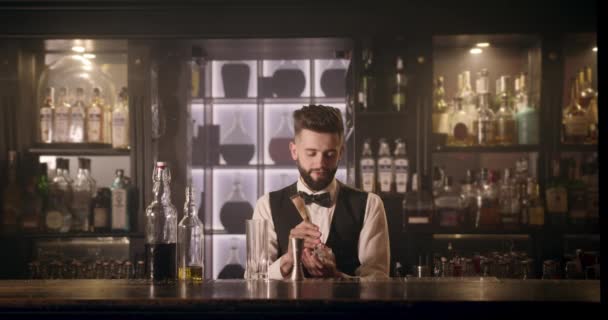 De barman verplettert een ijsblokje voor een cocktail. 4K — Stockvideo