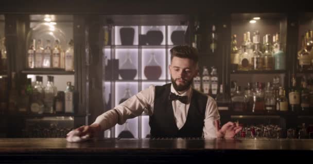 De barman veegt de bar schoon met een handdoek. 4K — Stockvideo