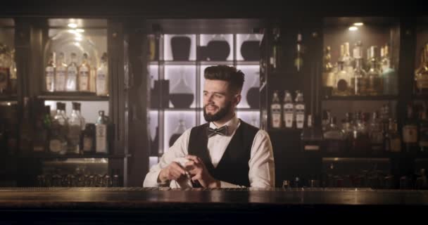 De barman veegt het glas af met een handdoek. 4k — Stockvideo