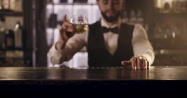 Yakın plan çekim. Barmen müşteri için alkollü içecek sunumu yapıyor. 4k