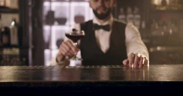 Prise de vue rapprochée. Le barman fait des présentations un cocktail au client. 4k — Video