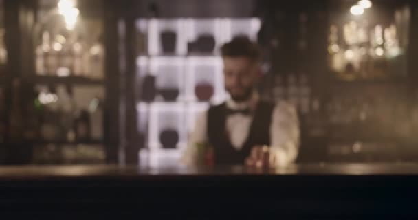 De barman maakt presentaties tot een cocktail voor de klant. 4k — Stockvideo