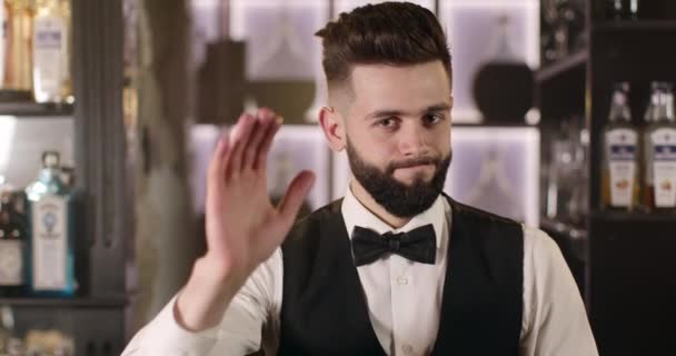 Il barista dice "fermati" e sventola la testa. 4K — Video Stock