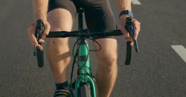 Close-up of a bicyclists hands on the steering wheel. Πατάει φρένο και πετάλι. Εκπαίδευση σε ποδήλατο. 4K — Αρχείο Βίντεο